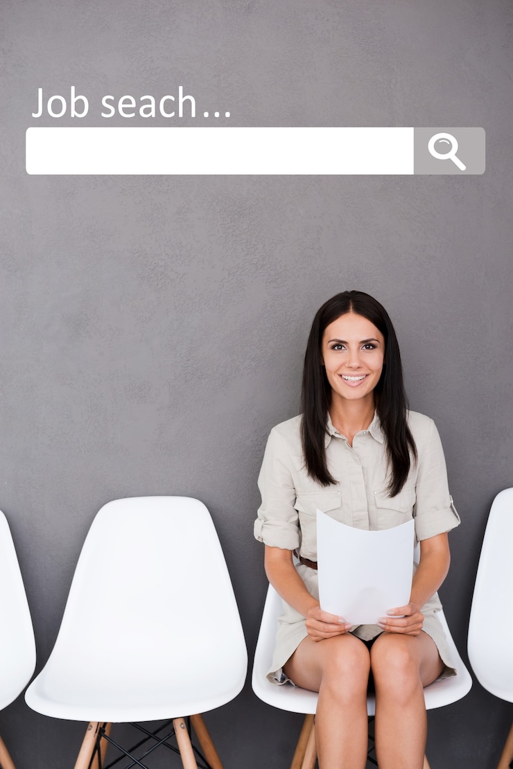 Photo recherche d'emploi. confiant jeune femme d'affaires tenant du papier