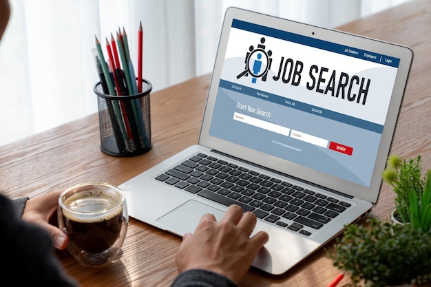 Recherche d'emploi en ligne sur un site Web à la mode permettant aux travailleurs de rechercher des opportunités d'emploi