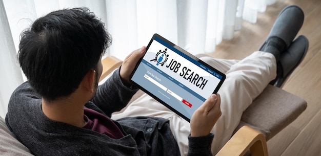 Recherche d'emploi en ligne sur un site Web à la mode permettant aux travailleurs de rechercher des opportunités d'emploi