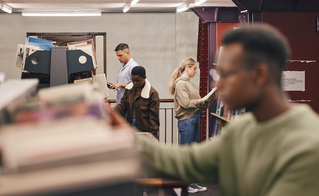 Recherche de groupes d'étudiants et de bibliothèques pour les livres étudiant et l'éducation au collège pour réussir Recherche de livres et d'étagères sur la diversité à l'université pour des objectifs d'apprentissage et de motivation avec un étudiant de la génération z