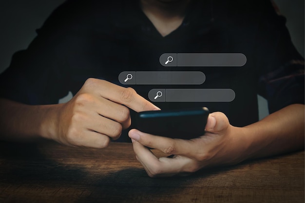 Recherche sur Internet avec une barre de recherche travaillant sur un concept de réseau Internet pour smartphone