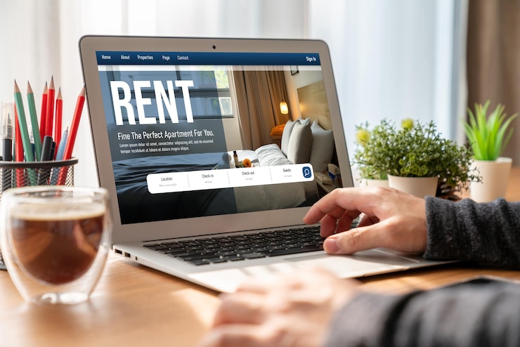 Photo recherche en ligne de locations immobilières confortablement sur l'ordinateur