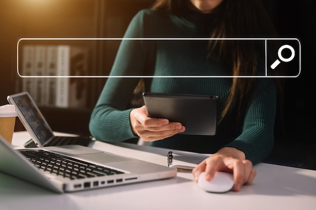 Recherche Navigation sur Internet Données Informations avec recherche en blanc Barbusiness travaillant avec smartphone tablette et ordinateur portable au bureau Concept de réseau xA