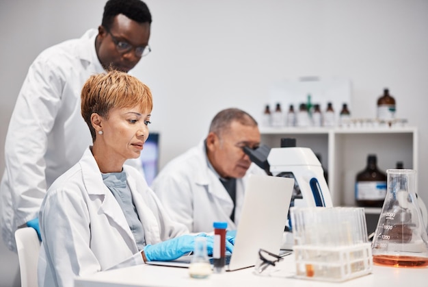 Photo recherche scientifique et femme avec ordinateur portable en laboratoire pour l'étude expérimentale et le rapport médical équipe de soins de santé biotechnologie et scientifiques sur ordinateur pour l'analyse des données et les résultats