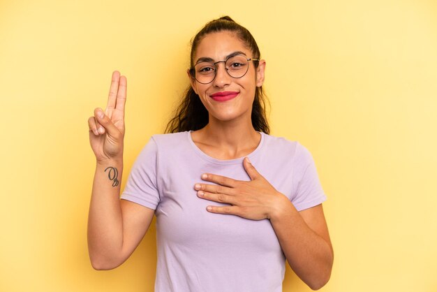 Photo À la recherche de sourire heureux confiant et digne de confiance et montrant un signe de victoire avec une attitude positive