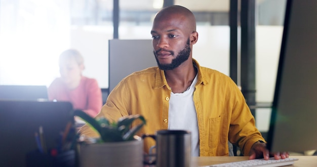 Photo recherche en technologies de l'information et homme d'affaires sur un ordinateur portable et un clavier pour le site web de développement de logiciels et la mise à jour du système solution de programmation et homme d'affaires numérique au bureau au bureau