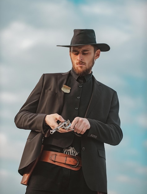 Recherché Western Cowboy avec arme Bandit américain homme occidental avec chapeau West et fusils