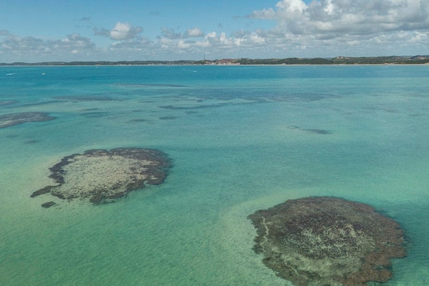 Récifs dans les piscines naturelles vus d'en haut