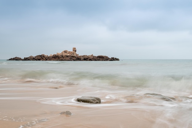 Récifs et îles d'eau de mer nuageuse le matin