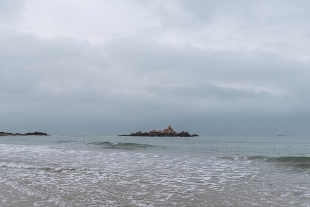 Récifs et îles d'eau de mer nuageuse le matin