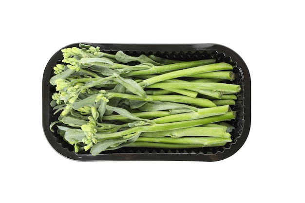 Récipient avec broccolini isolé sur fond blanc