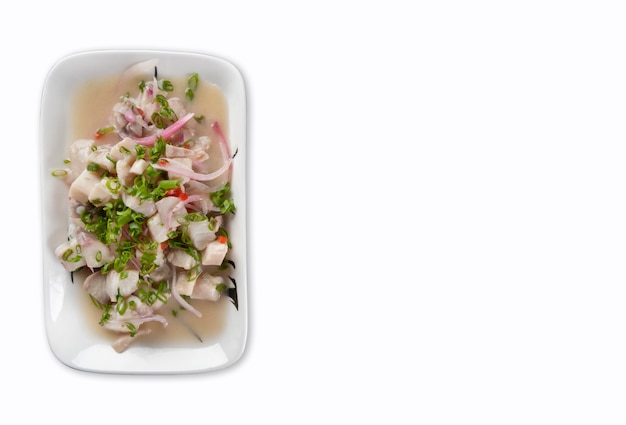 Récipient en céramique avec ceviche isolé sur fond blanc.