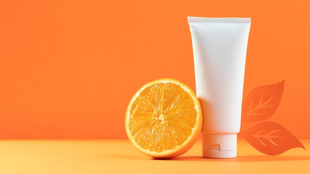 Photo récipient cosmétique blanc avec orange