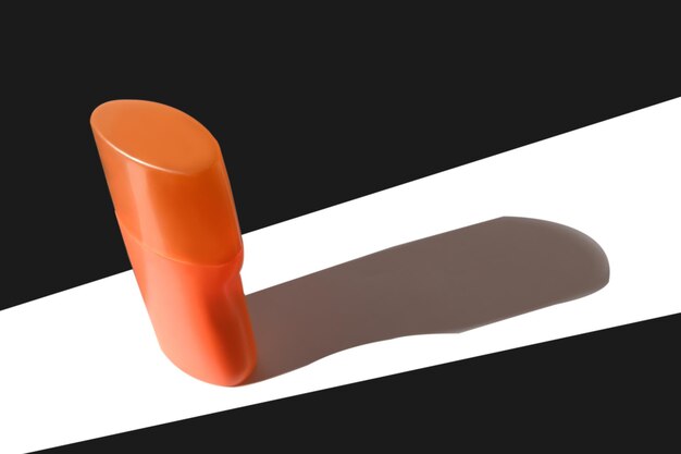 Récipient orange pour la crème sur fond blanc Produit naturel