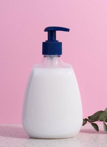 Récipient en plastique blanc avec pompe pour produits liquides sur fond rose Récipient pour crème de savon cosmétique
