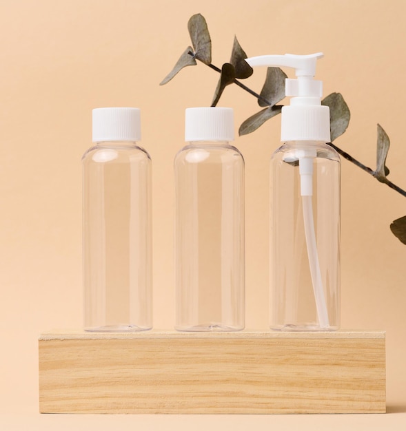 Récipient en plastique transparent pour cosmétiques sur la table bouteilles pour cosmétiques liquides