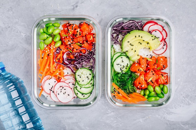 Récipients de préparation de repas Poke avec concombre de radis de riz au saumon et avocat Espace de copie vue de dessus