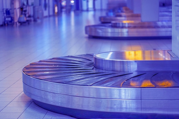 Réclamation de bagages Ligne de bagages abstraite Ceinture de bagages vide pour l'aéroport