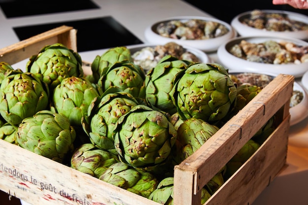 Photo récolte d'artichauts exotiques en boîte dans la cuisine du restaurant