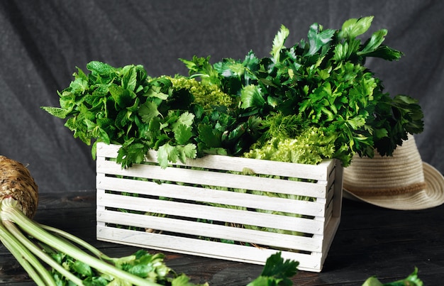 Récolte de la boîte en bois aux herbes fraîchement cueillies