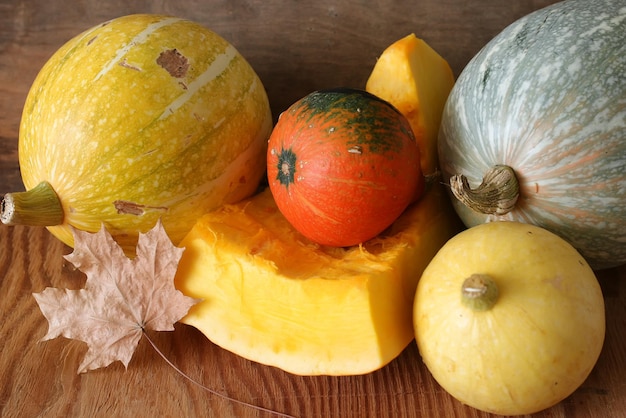 Récolte de citrouille coupée sur la table