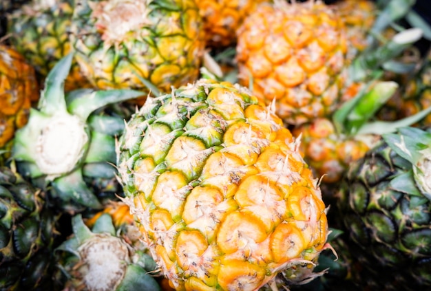 Récolte de fond de texture été été ananas frais de fruits tropicaux jardin ananas en vente sur le marché