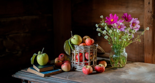 Récolte Fraîche De Pommes De Ferme Mûres Et Saines Dans Un Bocal En Verre, Dans Un Panier.