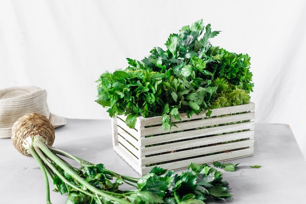 Récolte d'herbes fraîches boîte en bois de près