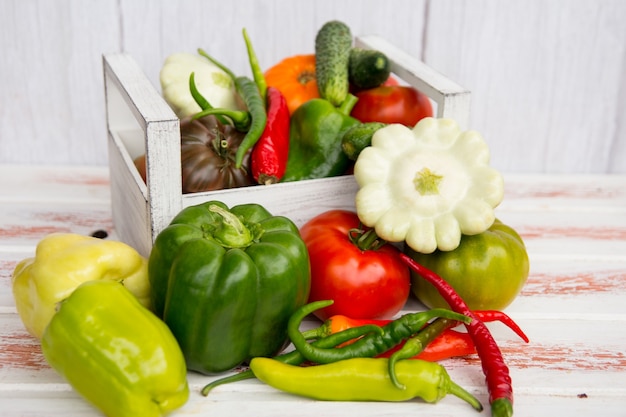 Récolte des légumes. un panier d'épicerie du jardin.