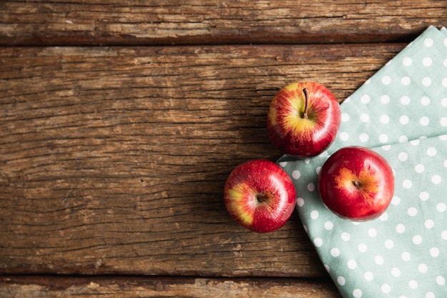 Récolte de pommes d'automne à plat