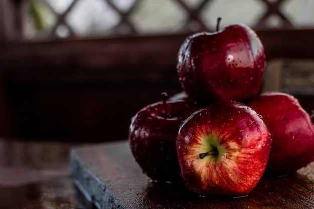 Récolte de pommes rouges