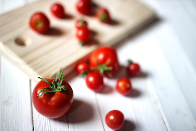 Récolter le dessus des tomates fraîches