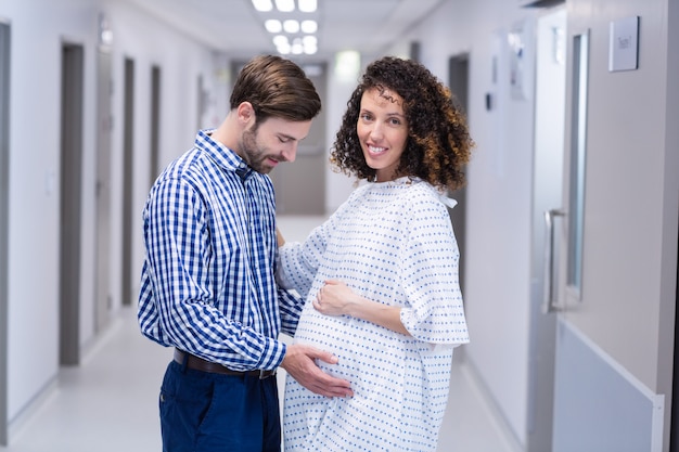 Réconfortant, femme enceinte, dans, couloir