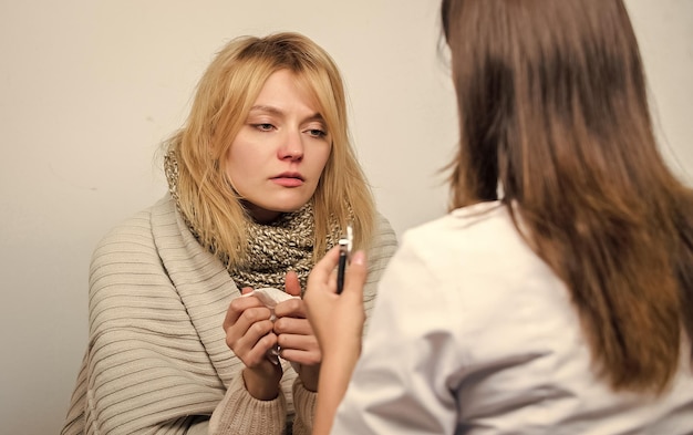 Reconnaître les symptômes du rhume Examen médical Concept médecin et patient Symptômes de fièvre chez l'adulte Traitement et quand appeler le médecin Une femme médecin examine une personne malade Service de médecin à domicile