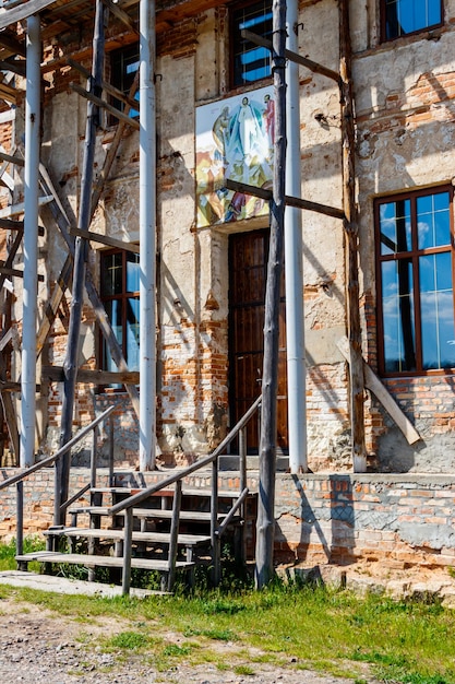 Reconstruction d'un ancien bâtiment avec de vieux échafaudages en bois