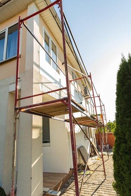 reconstruction de la maison Isolation de la maison avec enduit de mousse de polystyrène application de plâtre