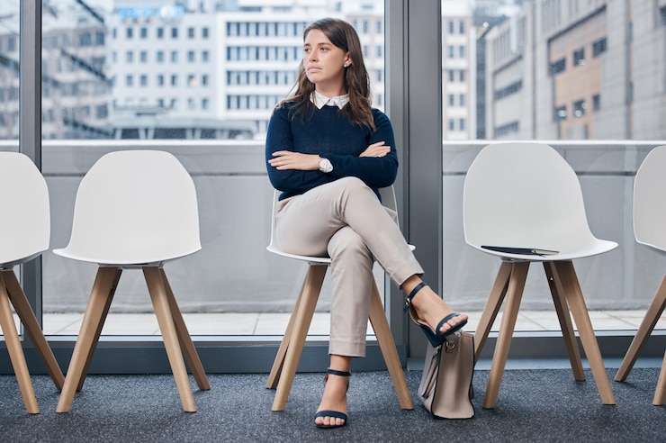 Photo recrutement en attente et femme d'affaires dans le hall du bureau pour une réunion d'entreprise pour un poste vacant hr carrière et professionnelle candidate à l'emploi d'avocat assise et en ligne pour un entretien sur le lieu de travail