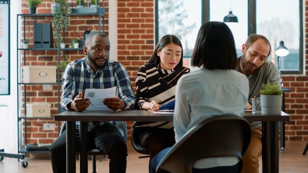 Le recruteur interroge le candidat au bureau