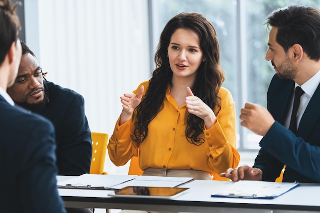 Des recruteurs de diversité interviewent un candidat au Bright Office Un groupe de professionnels des ressources humaines expliquant un candidat à un nouveau poste posant une question à la personne interrogée Intellectuel