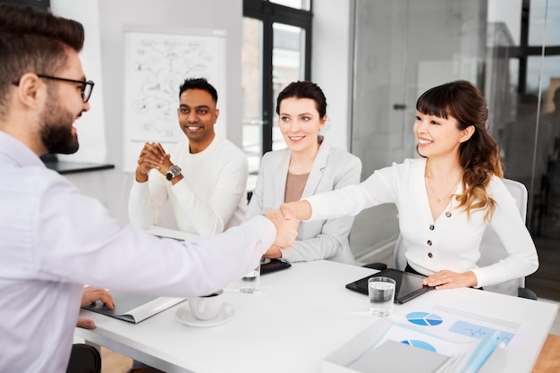 Photo les recruteurs ont un entretien avec l'employé