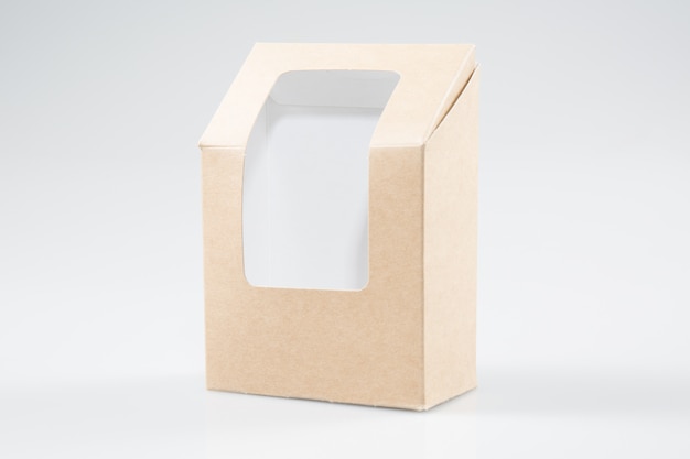 Rectangle en carton blanc brun boîtes à emporter emballage pour sandwich, nourriture, cadeau, autres produits avec fenêtre en plastique maquette gros plan isolé sur blanc