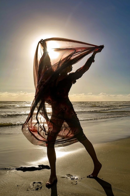 Photo récupération d'énergie sur la plage avec le soleil et le vent