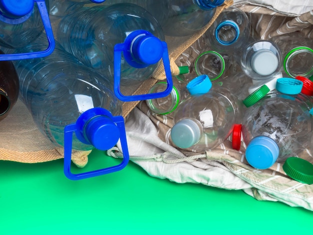 Photo recyclage de bouteilles en plastique transparent dans le concept de recyclage de sacs écologiques