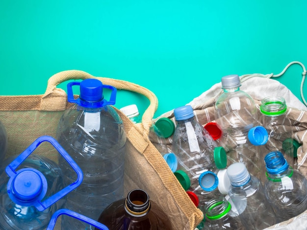 Recyclage de bouteilles en plastique transparent dans le concept de recyclage de sacs écologiques