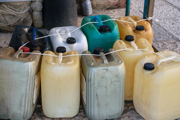 Recyclage des fûts de séparation des déchets liquides de différentes couleurs