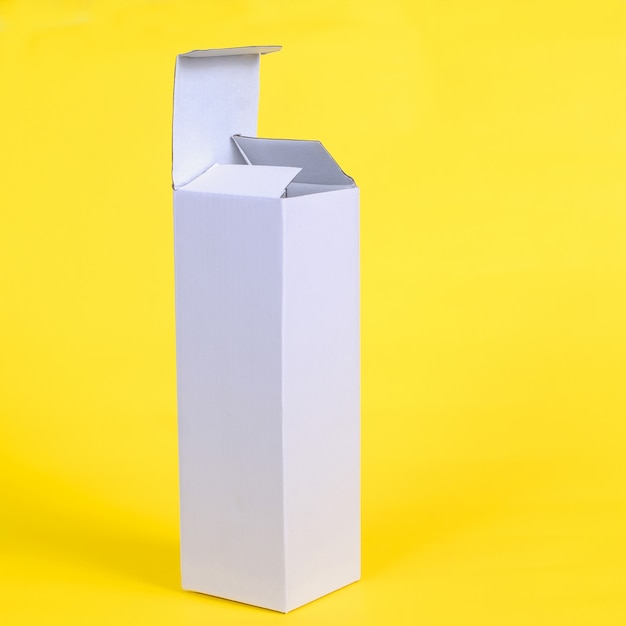 Recycler la boîte de rangement en carton blanc sur un fond de couleur