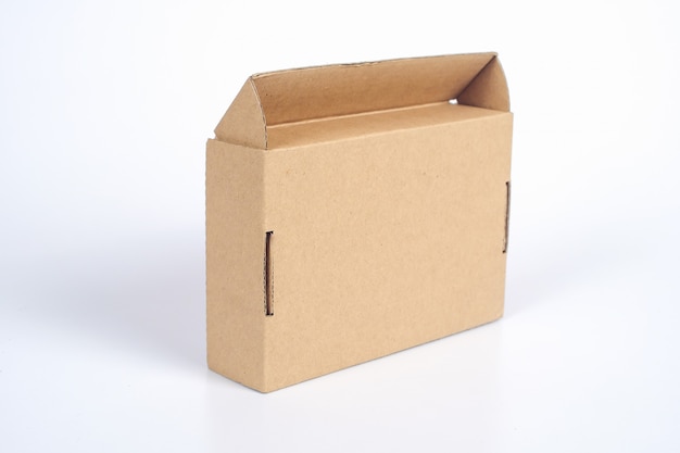 Recycler la boîte de rangement en carton isolé sur blanc