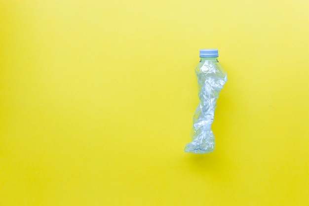 Recycler Les Bouteilles En Plastique Sur Fond De Couleur Jaune