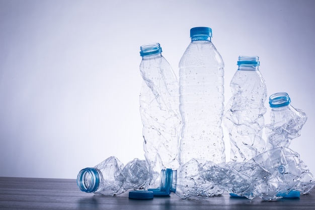 Recycler les bouteilles en plastique usagées peut être des déchets recyclables.