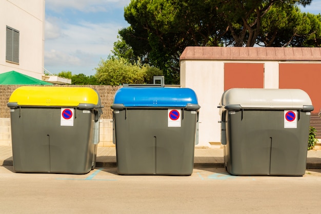 Recycler les poubelles dans la rue. Concept de sauvegarde de l&#39;environnement